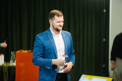 Rīgas Austrumu klīniskās universitātes slimnīcas pārstāvis prezentējot pilotprojektu "Inoperablu ļaundabīgu audzēju augstas precizitātes robotizētas perkutānās termālās ablācijas laboratorija"