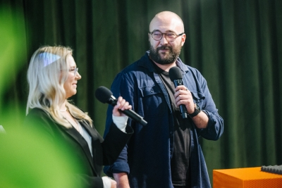 SIA "Veselības centrs 4" pārstāvji prezentējot pilotprojektu "Veselības aprūpe digitālā vidē: metabolo slimību pacientu pārraudzības efektivizēšana un pakalpojumu pieejamības uzlabošana"