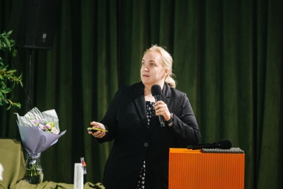 Paula Stradiņa klīniskās univeristātes slimnīcas pārstāve prezentējot pilotprojektu "Sirds - asinsvadu slimību pacientu diagnostikas un ārstēšanas uzlabošana Paula Stradiņa klīniskajā universitātes slimnīcā"