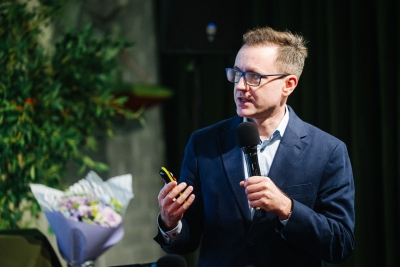 Paula Stradiņa klīniskās univeristātes slimnīcas pārstāvis Andris Skride prezentējot pilotprojektu "Sirds - asinsvadu slimību pacientu diagnostikas un ārstēšanas uzlabošana Paula Stradiņa klīniskajā universitātes slimnīcā"