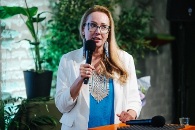 Paula Stradiņa klīniskās univeristātes slimnīcas pārstāve prezentējot pilotprojektu "Sirds - asinsvadu slimību pacientu diagnostikas un ārstēšanas uzlabošana Paula Stradiņa klīniskajā universitātes slimnīcā"