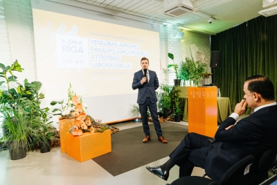 Nacionālā veselības dienesta direktors Āris Kasparāns sniedz runu