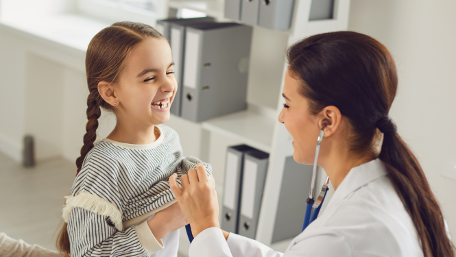 Bērnu ārsta vizīte: draudzīga pediatre pārbauda meitenes veselību mājīgā kabinetā