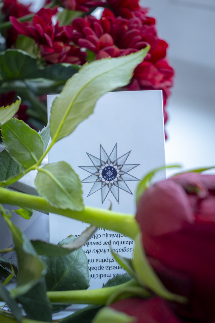 NMPD apsveikuma kartīte ar logotipu