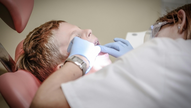 Zobārsts bērnam labo zobus