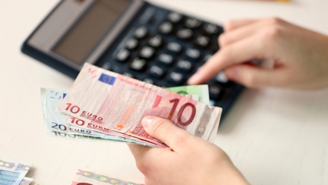 Slimnīcas saņems valsts finansējumu saskaņā ar noslēgto līgumu; pārstrāžu apmaksa netika solīta