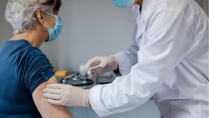 Visā valstī turpinās senioru vakcinācija bez iepriekšēja pieraksta no 9:00-10:00 dienās, kad liela mēroga centri strādā