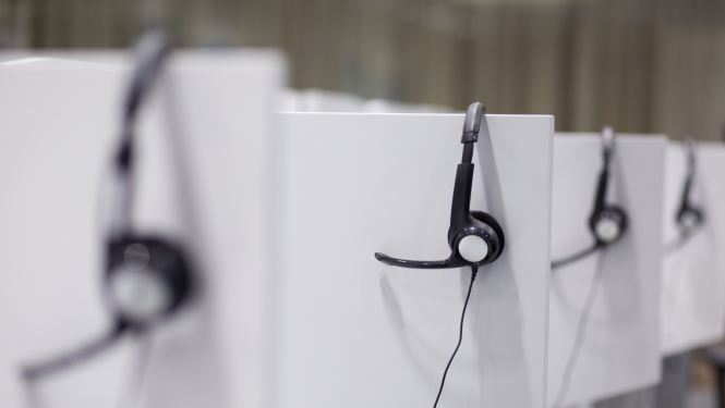 Darba vietas ar austiņām klientu apkalpošanas centrā