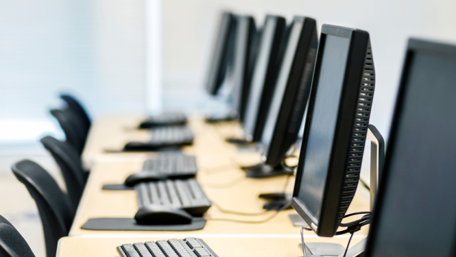 Izslēgti datori rindā ar tastatūrām un datorpelēm