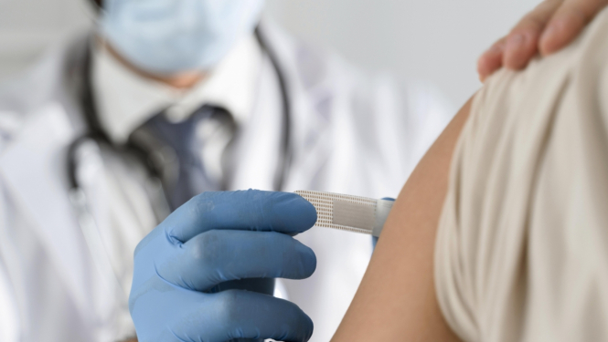 Tiek pakāpeniski uzsākta vakcinācija mājās iedzīvotājiem ar smagiem kustību traucējumiem