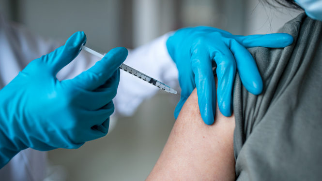 Šodien sākas balstvakcinācija (3. devas) pret Covid-19 senioriem 65+, veselības aprūpes sistēmas darbiniekiem un SAC klientiem