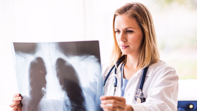 Ārstniecības iestādēs strādājošajiem no aprīļa paaugstinās darba samaksa