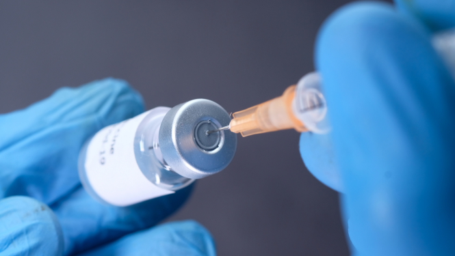 Rīgas apkaimēs sāk vakcinēt īpašā vakcīnbusā