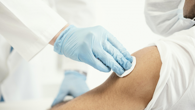 Rīgā darbu uzsāk lielie vakcinācijas centri 