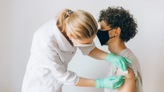 Turpmāk viena vakcīnas deva Covid-19 pārslimojušajiem būs pielīdzināta pilnam vakcinācijas kursam