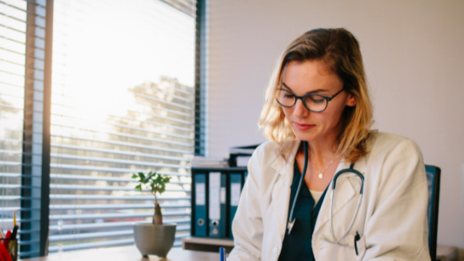 Par labiem Covid-19 vakcinācijas rādītājiem veselības ministrs godina vairākus Latgales ģimenes ārstus 