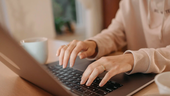 Cilvēks strādā ar klējdatoru