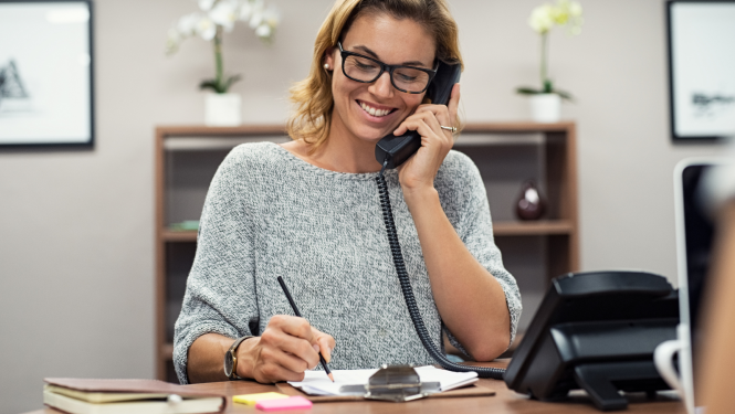 Sieviete ar telefonu