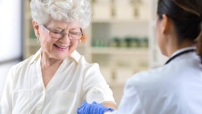 Seniore pēc vakcīnas saņemšanas