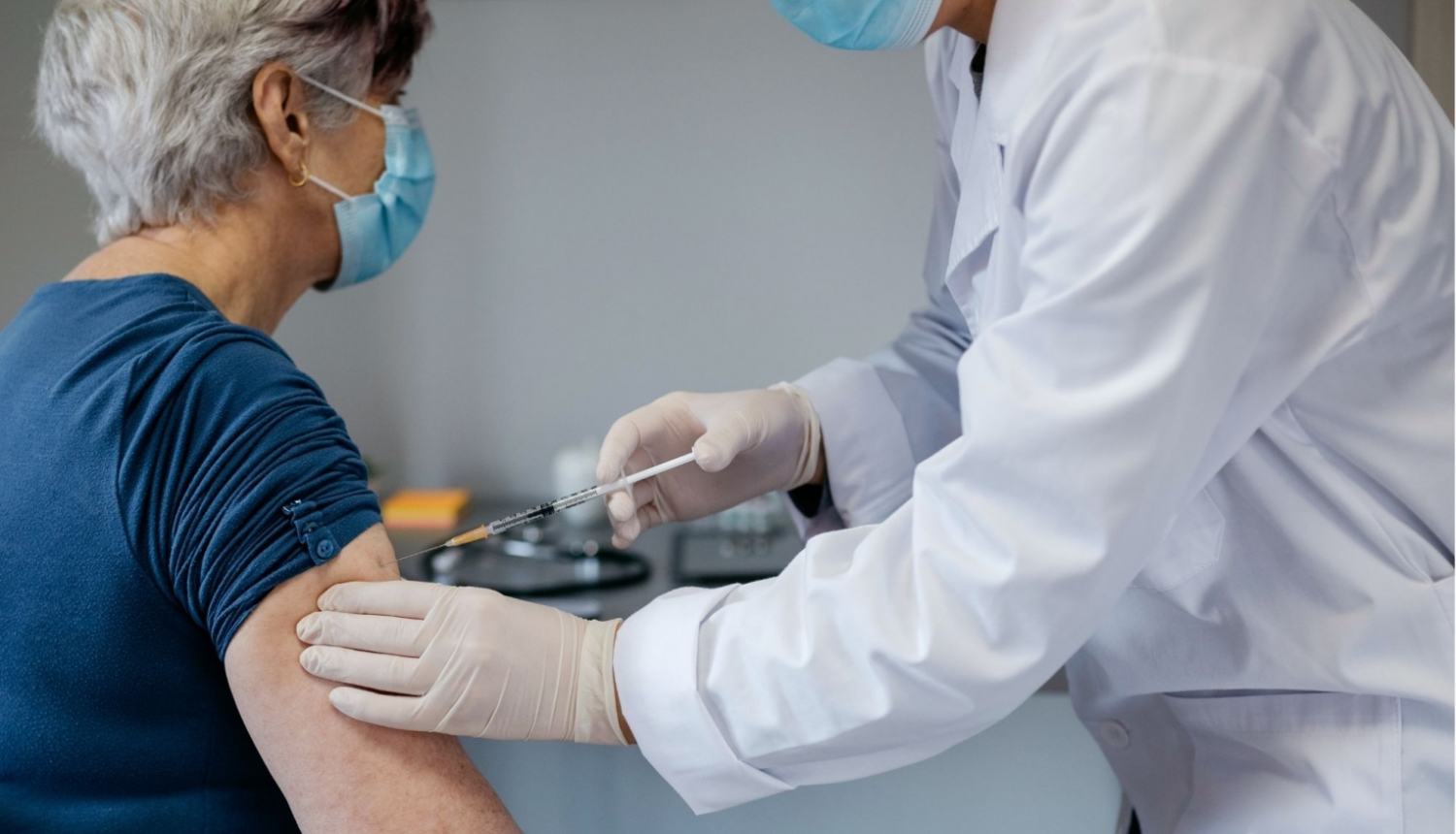 Visā valstī turpinās senioru vakcinācija bez iepriekšēja pieraksta no 9:00-10:00 dienās, kad liela mēroga centri strādā