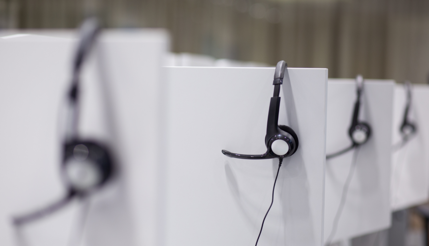 Darba vietas ar austiņām klientu apkalpošanas centrā