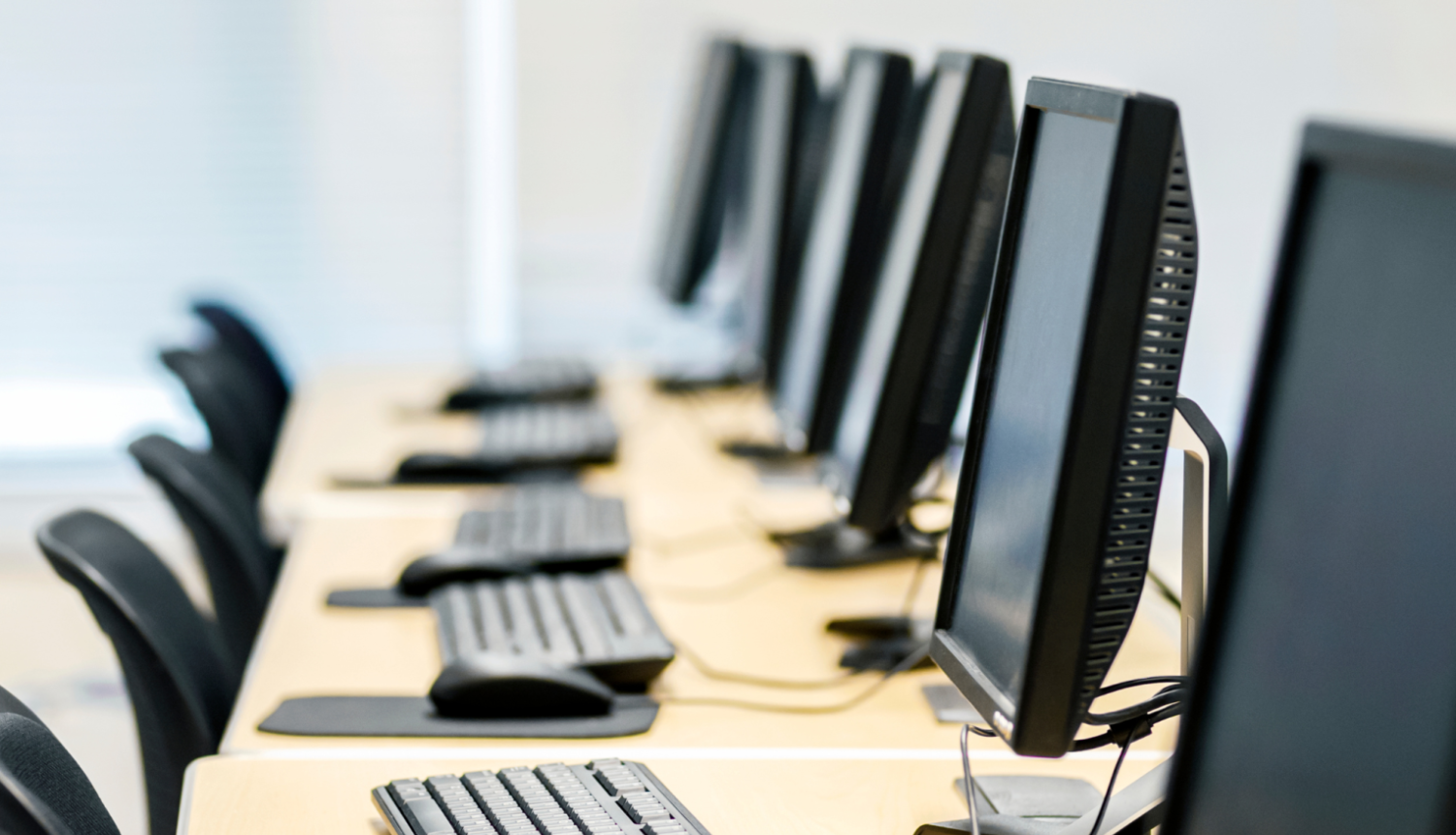 Izslēgti datori rindā ar tastatūrām un datorpelēm