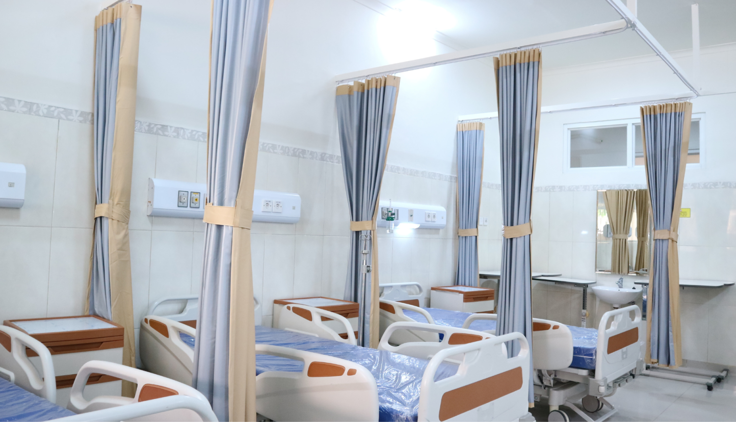 Slimnīcas palāta ar četrām gultasvietām