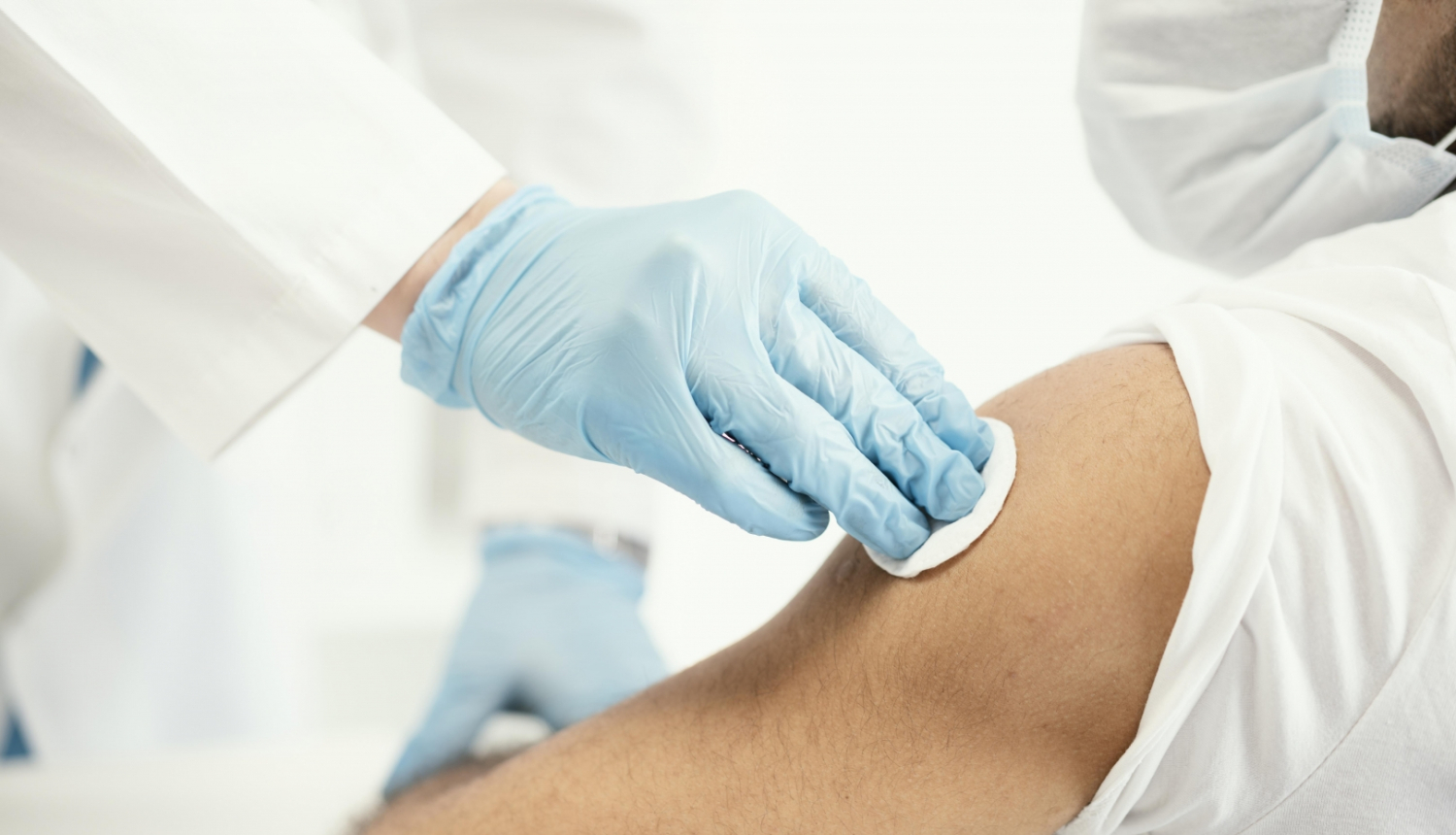 Rīgā darbu uzsāk lielie vakcinācijas centri 