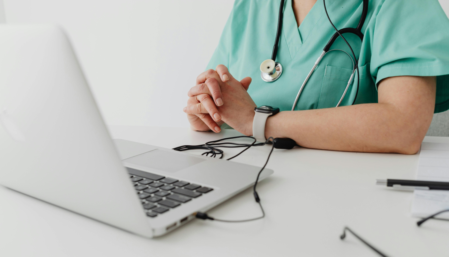 Ārsts sēž pie datora