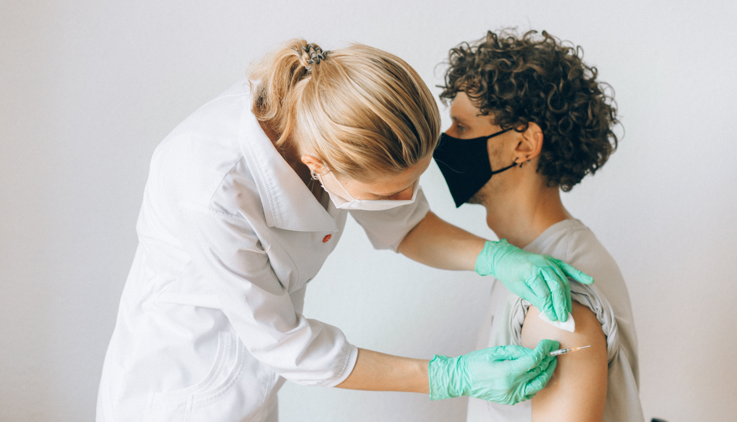 Turpmāk viena vakcīnas deva Covid-19 pārslimojušajiem būs pielīdzināta pilnam vakcinācijas kursam