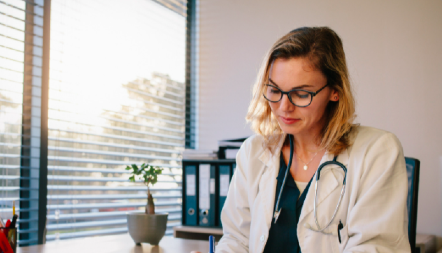 Par labiem Covid-19 vakcinācijas rādītājiem veselības ministrs godina vairākus Latgales ģimenes ārstus 