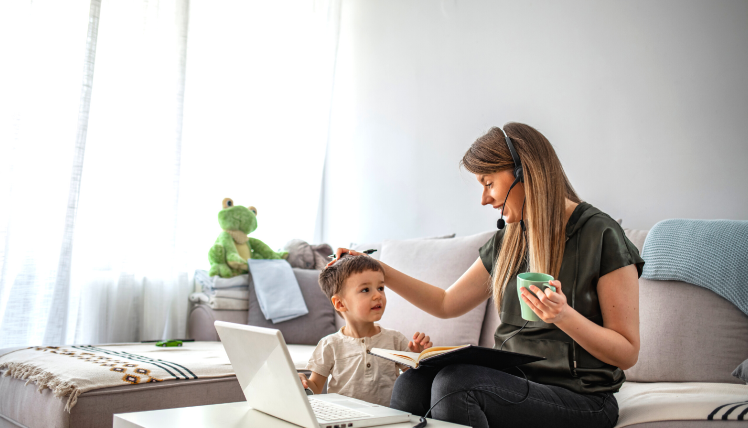 Mamma ar dēlu strādājot no mājām