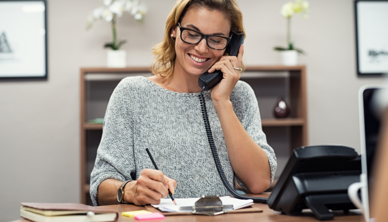 Sieviete ar telefonu