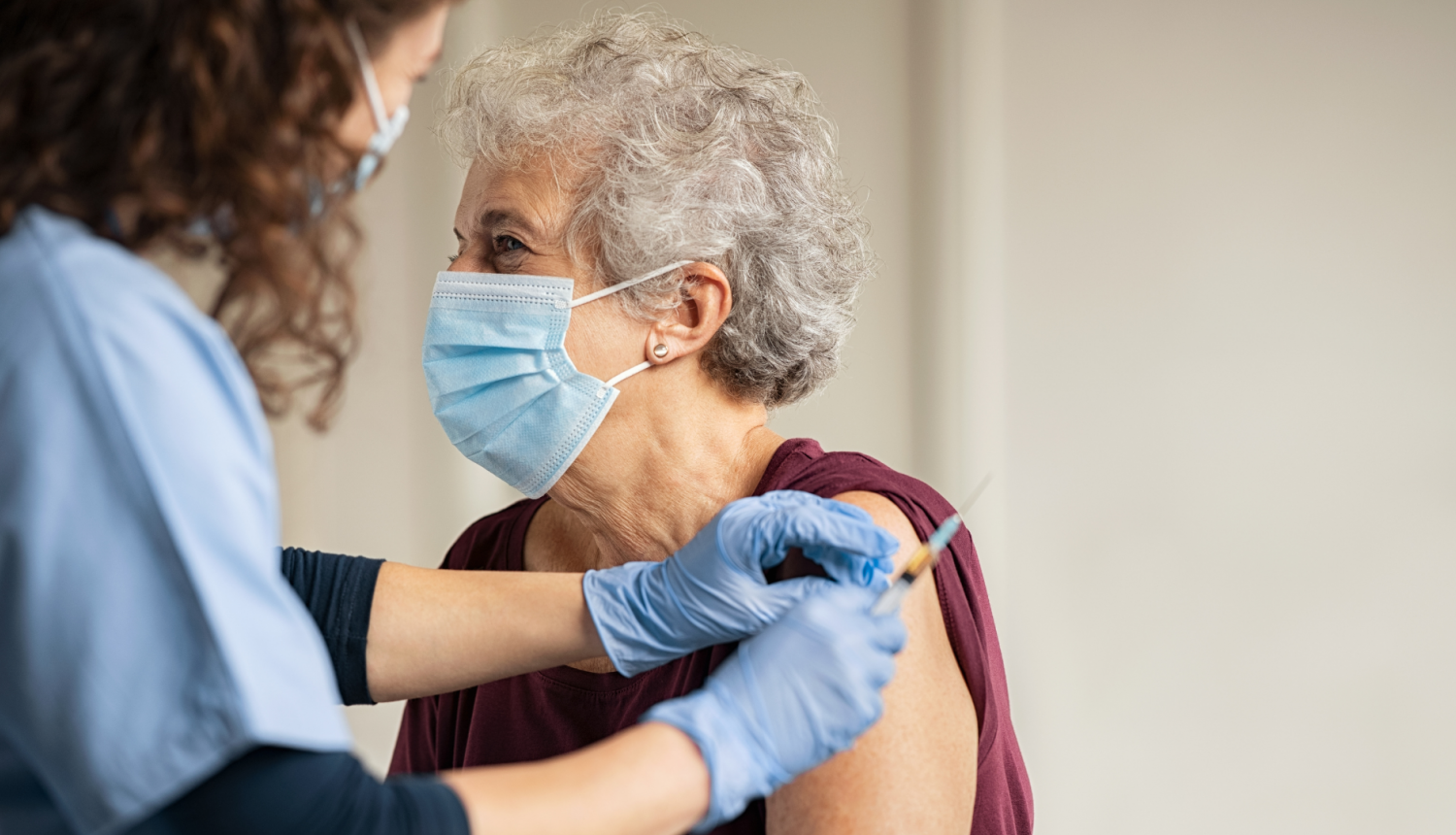 Seniori sāks saņemt informatīvu īsziņu ar aicinājumu vakcinēties pret Covid-19 un gripu