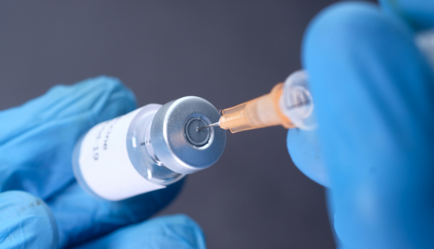 Rīgas apkaimēs sāk vakcinēt īpašā vakcīnbusā